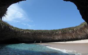 Thumbnail for The amazing hidden beach in Marieta Islands
